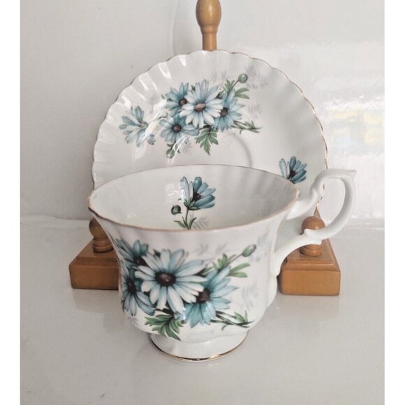 Royal Albert Montrose shape Cup and Saucer set Marguerite Pattern 1980's - Picture 1 of 16
